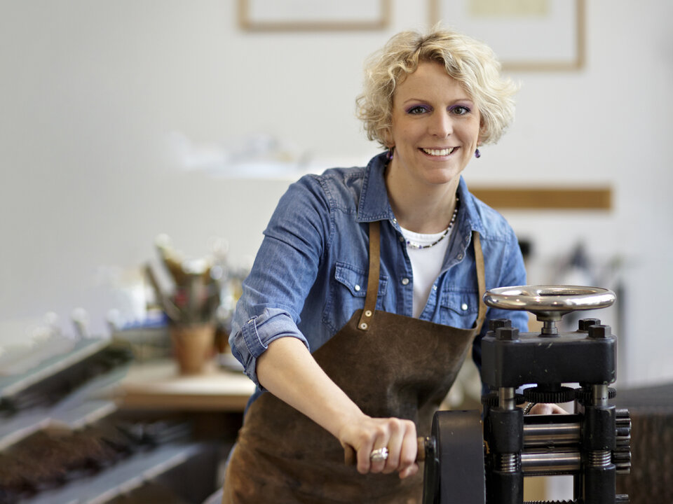 Katrin Schäfer, Goldschmiedemeisterin, bei der Arbeit